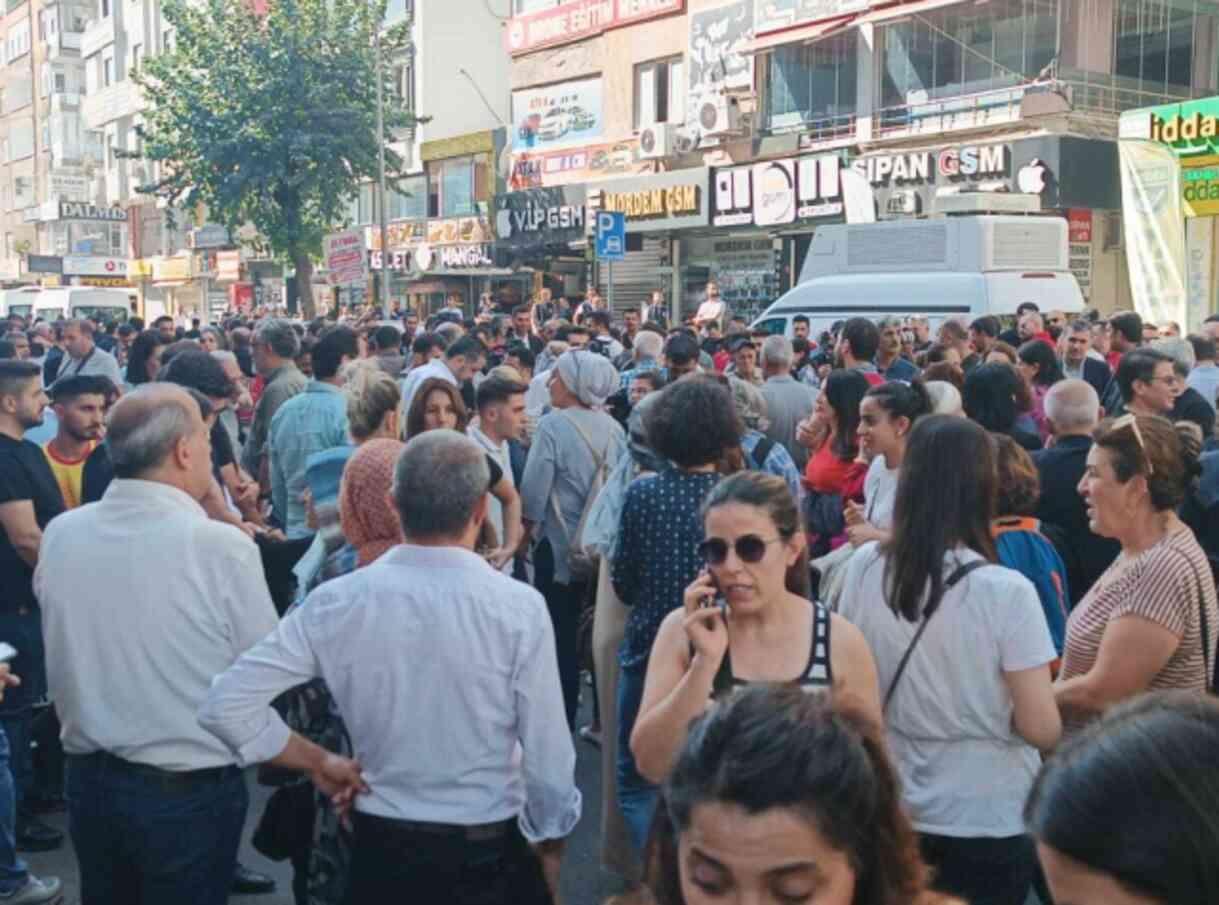 DEM Partililer yasaklı miting için toplandı, polis kalabalığın dağılması için uyarıda bulundu