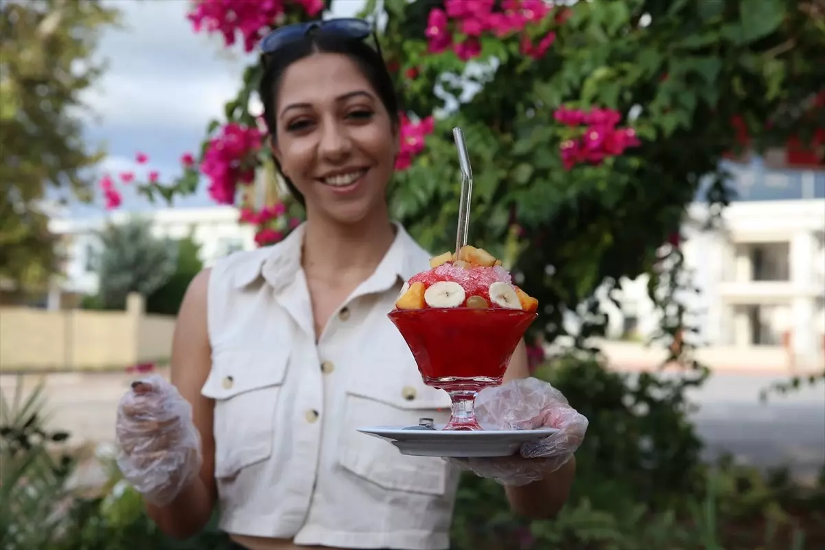 Güçlü Anne, Kafesiyle Geçimini Sağlıyor