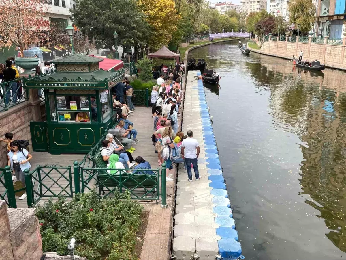 Eskişehir\'de Gondol Turlarına Yoğun İlgi