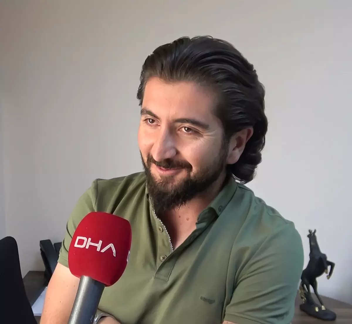 Düğünde çiçeğe tekme atan akademisyen