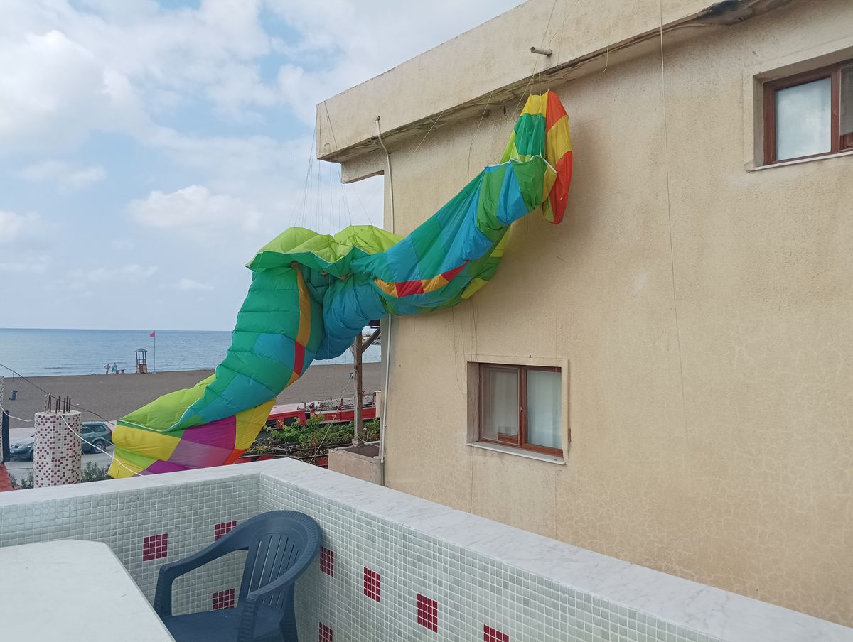 Yamaç Paraşütçüsü Ev Çatısına Çarptı
