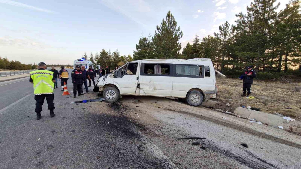 Karaman\'da Minibüs Kazası: 2 Ölü, 13 Yaralı
