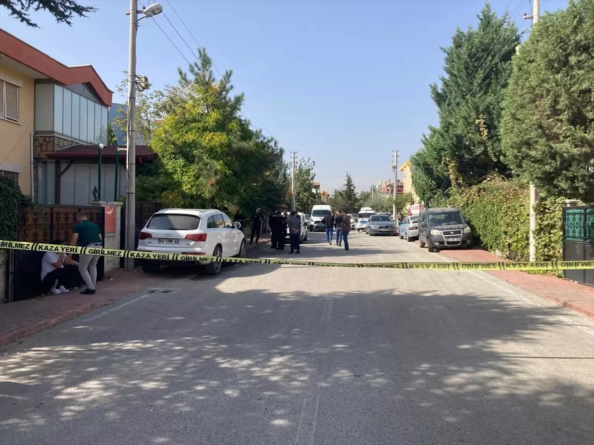 Polis Bıçaklı Saldırıda Yaralandı