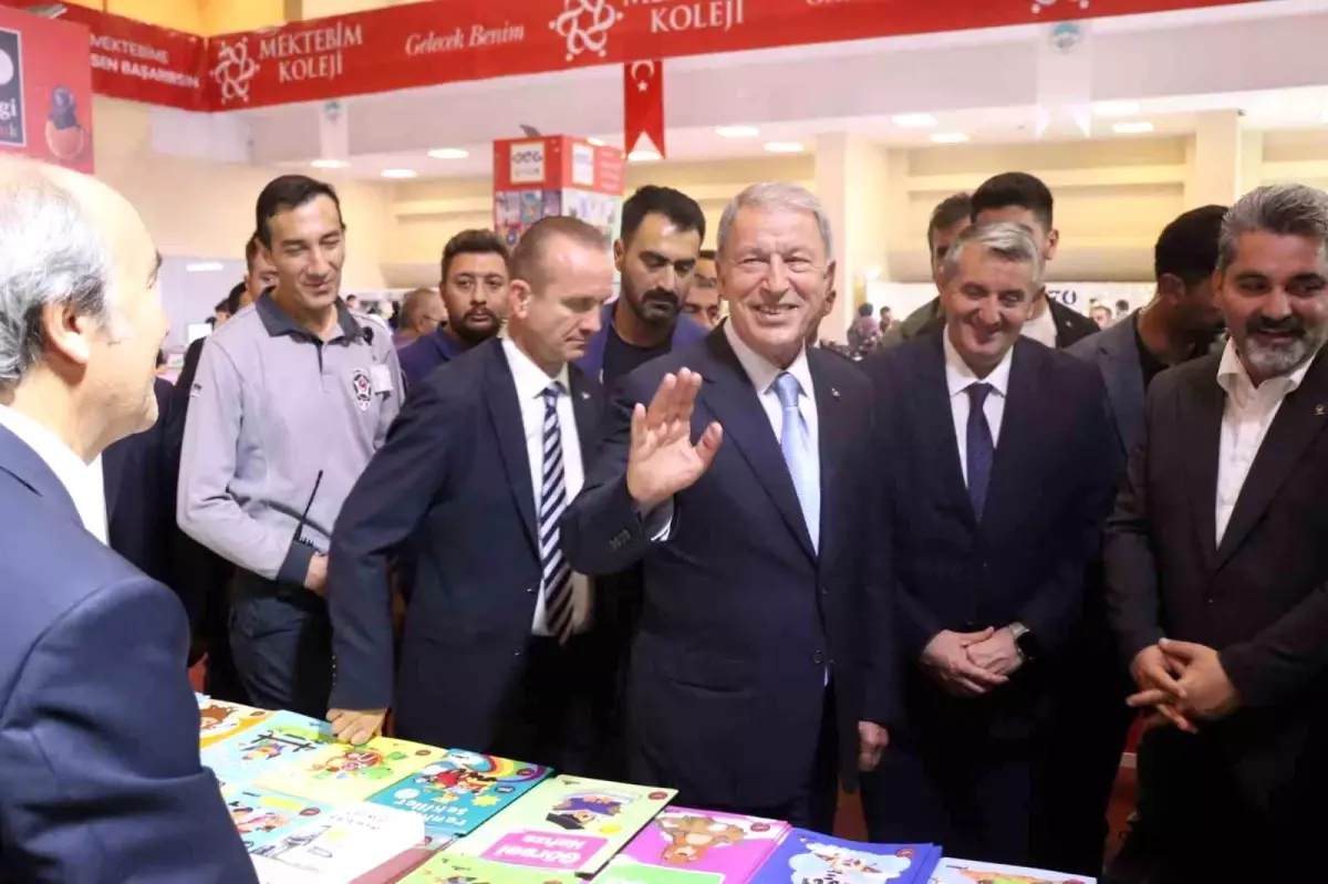 Hulusi Akar, Kayseri Kitap Fuarı\'nda Kitaplarını İmzaladı