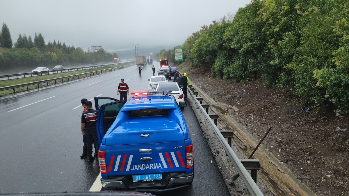 Düzce\'de Zincirleme Kaza: 1 Ölü, 2 Yaralı