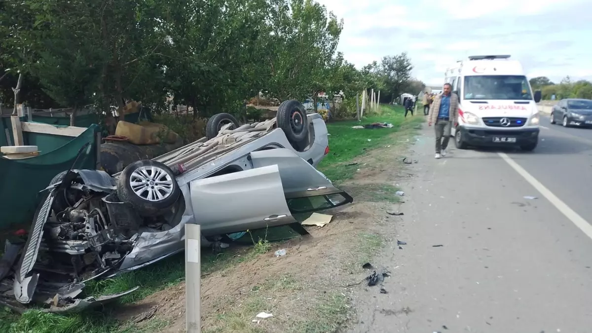 Silivri\'de Trafik Kazası: İki Otomobil Takla Attı