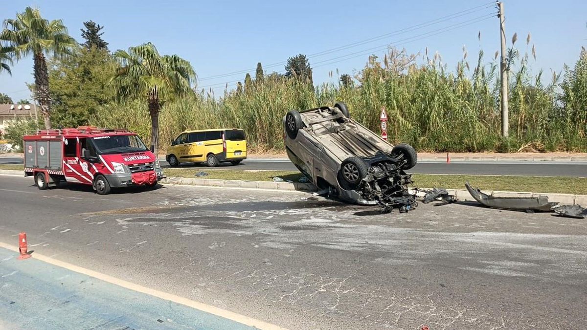 Antalya\'da Takla Atan Hafif Ticari Araçta 3 Yaralı