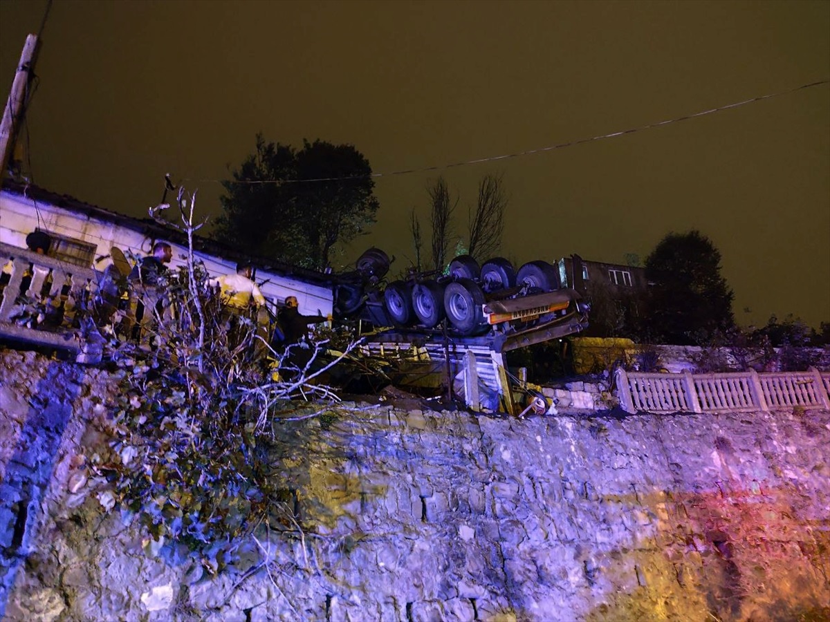 Zonguldak\'ta Tır Devrildi, Sürücü Hayatını Kaybetti