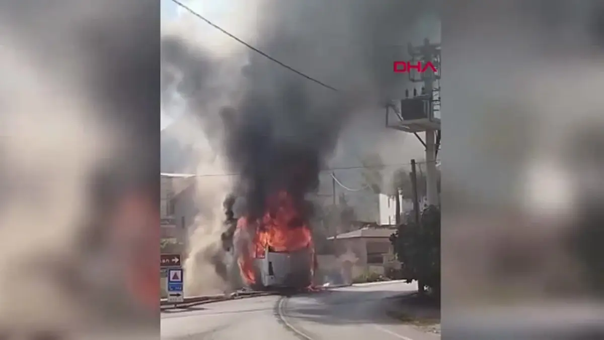 Kumluca\'da yangın çıkan tur otobüsü kullanılamaz hale geldi