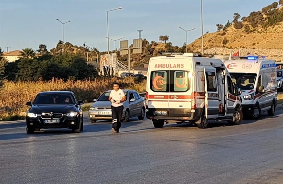 Söke\'de Otobüs ve Minibüs Çarpıştı: 10 Yaralı