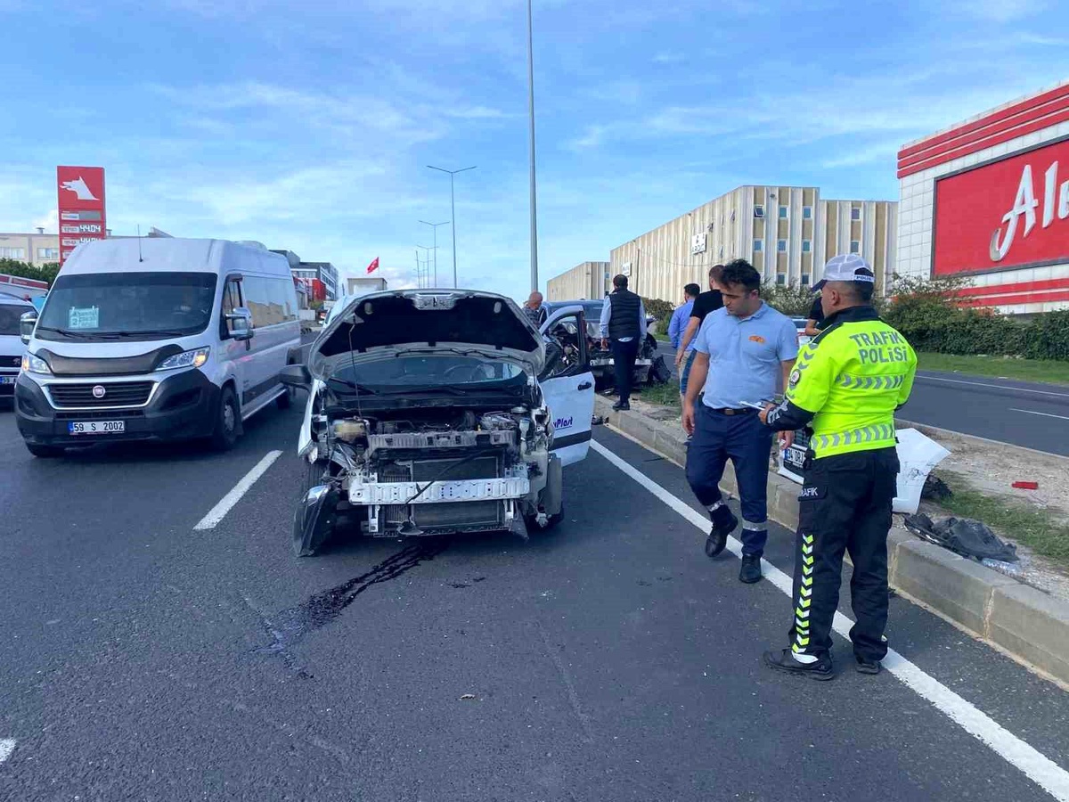 Tekirdağ\'da El Freni Unutulan Araç Kaza Yaptı