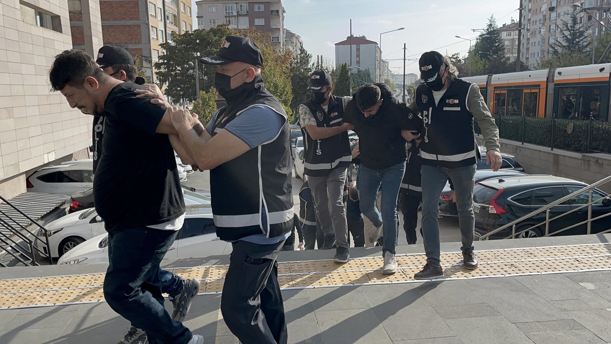Eskişehir\'de Silah Ticareti Operasyonu