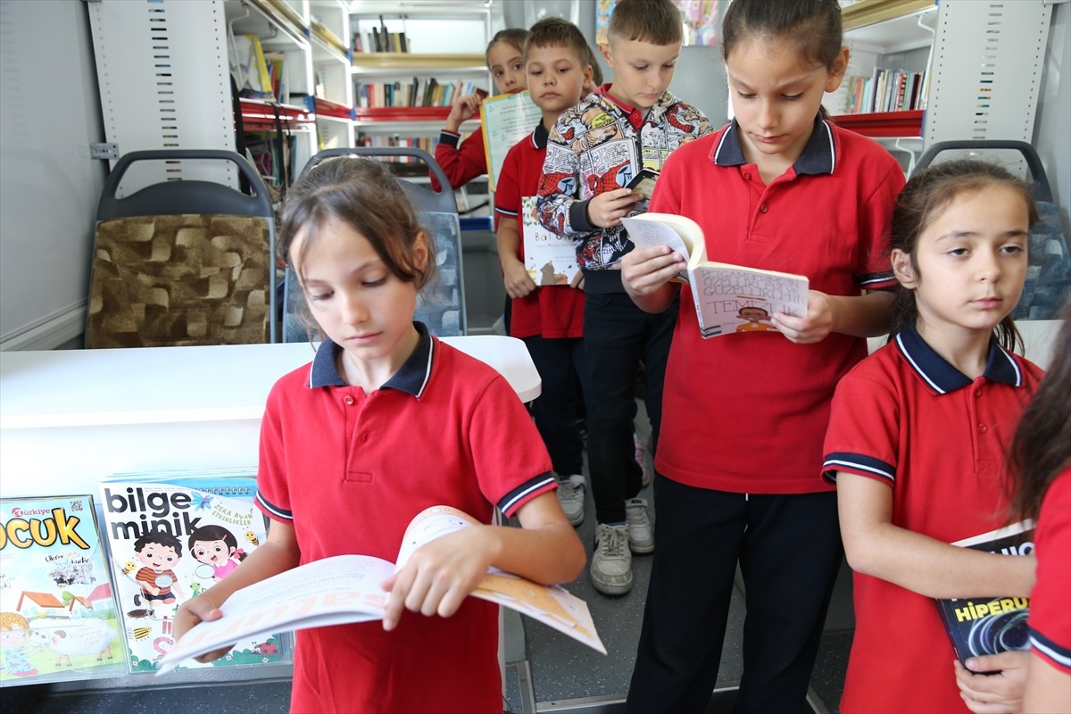 Gezici Kütüphane, köy okullarındaki öğrencilerin okuma alışkınlığını geliştiriyor