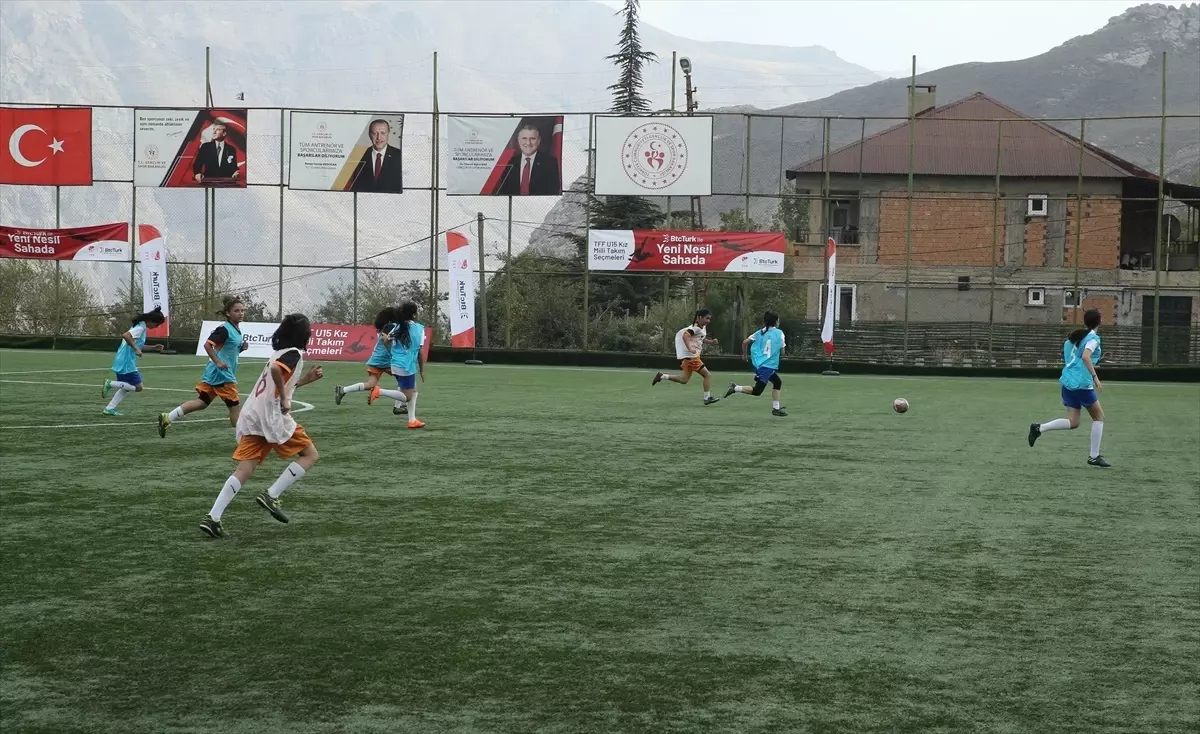 Hakkari\'de Kızlar için Futbol Seçmeleri Yapıldı