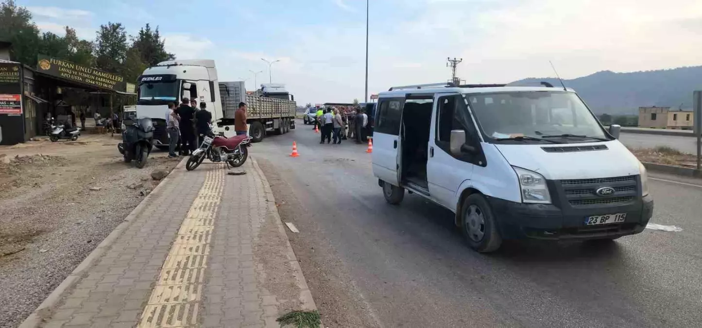 Hatay\'da Motosiklet-Minibüs Kazası: Bir Yaralı