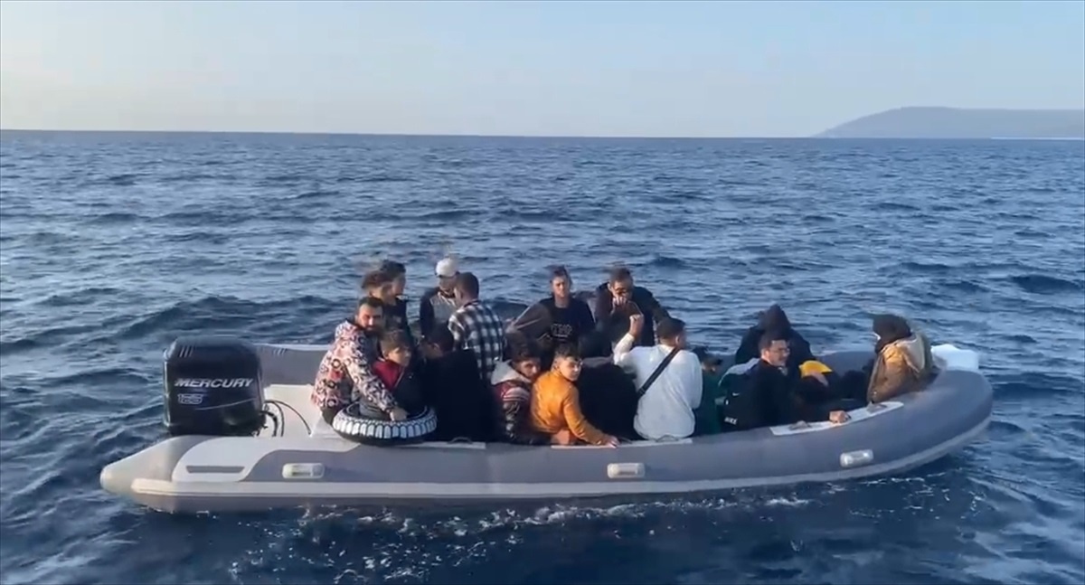 İzmir\'de 30 Düzensiz Göçmen Kurtarıldı