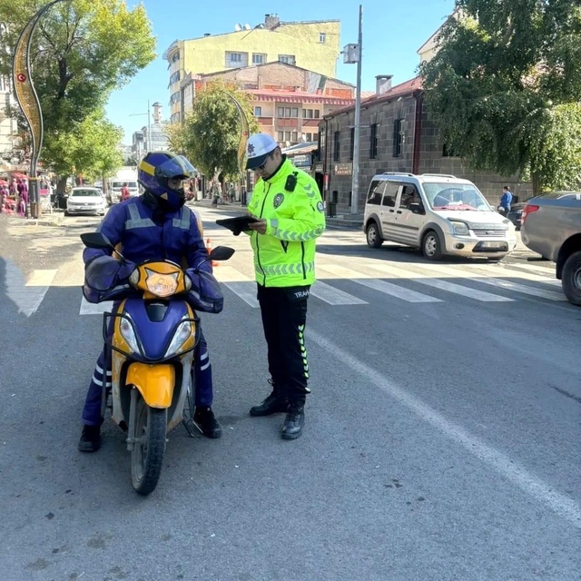 Kars'ta Motosiklet Kuryelerine Trafik Denetimi