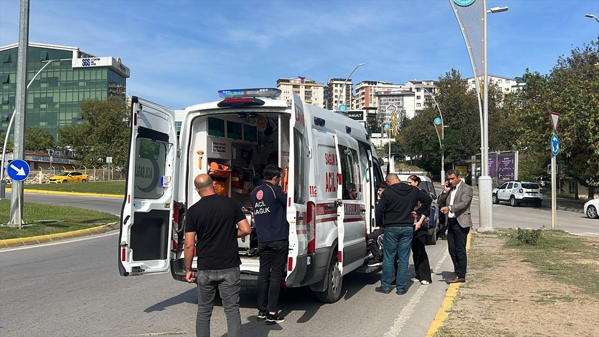 Gebze\'de Halk Otobüsü ile Araç Çarpıştı: 4 Yaralı