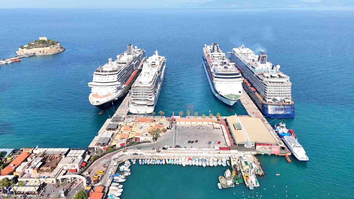 Kuşadası\'nda Kruvaziyer Gemileri Yoğunluğu