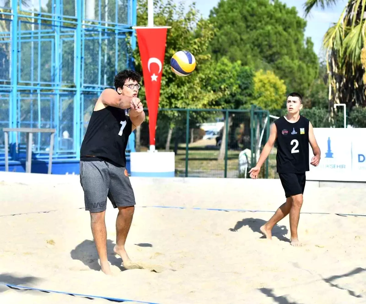 İzmir\'de Liseliler Plaj Voleybolu Şenliği Düzenlendi