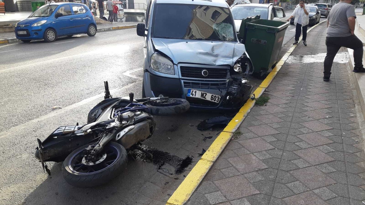 Körfez\'de Motosiklet ile Araç Çarpıştı: 2 Yaralı