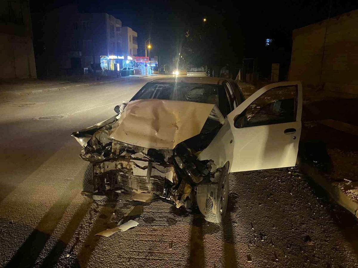 Adıyaman\'da Kaza: Otomobil Kamyona Çarptı