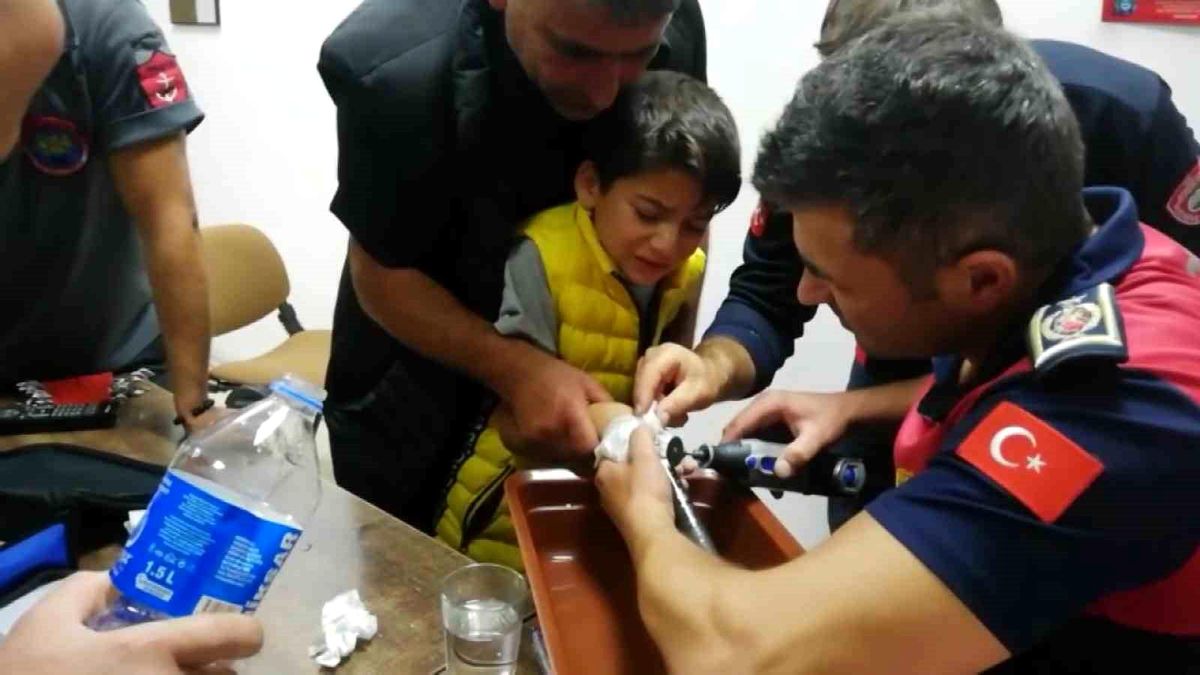 Bisiklet Koltuğuna Sıkışan Çocuk, İtfaiye Ekiplerince Kurtarıldı