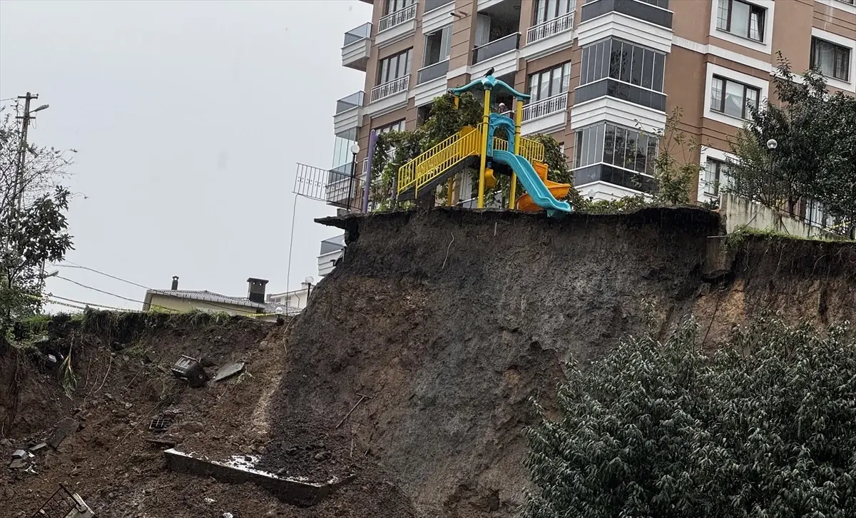 Rize\'de Toprak Kayması: Çocuk Parkı Zarar Gördü