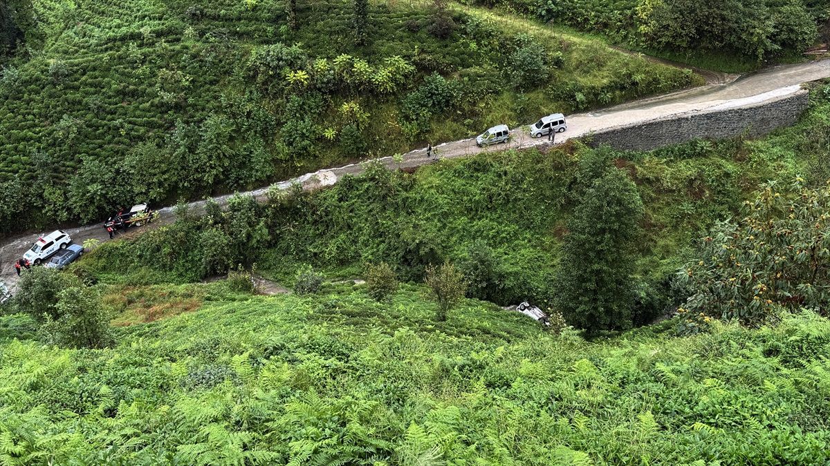 Rize\'de uçuruma yuvarlanan otomobilin sürücüsü yaralandı