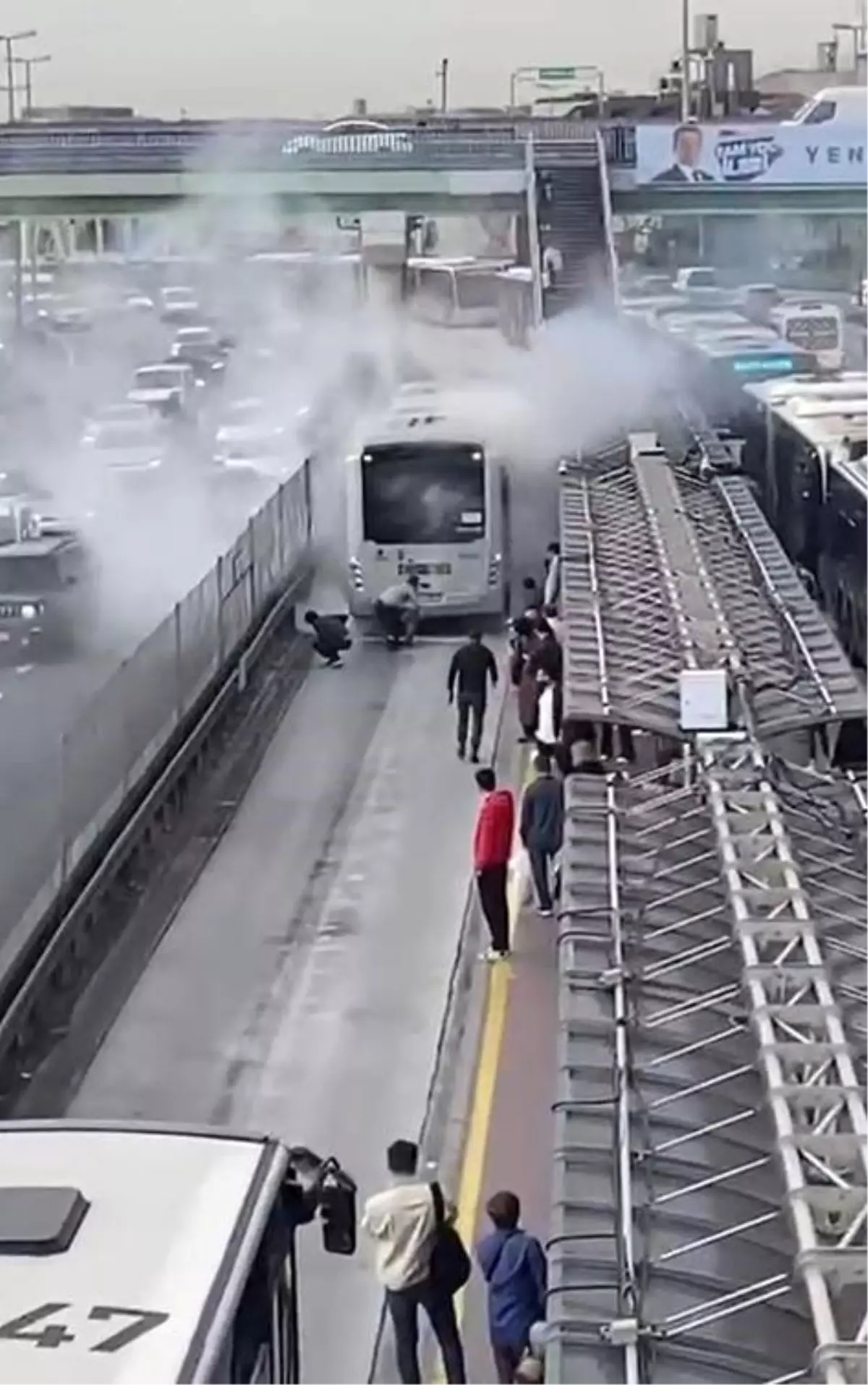 Sefaköy Metrobüs Durağında Yangın Paniği