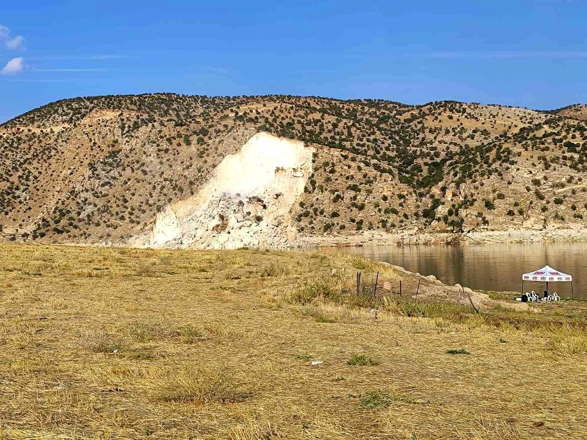 Siirt\'te Heyelan, Araç Akıntıya Kapıldı
