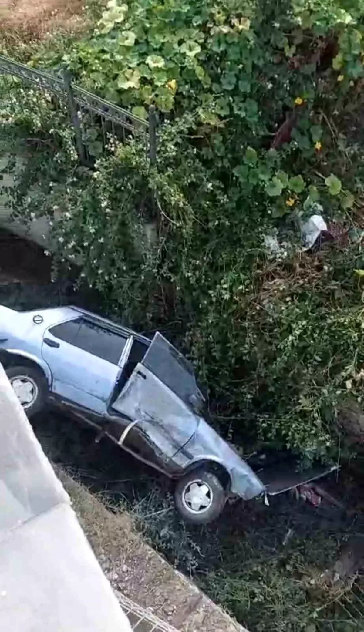 Hatay\'da Tofaş otomobil su kanalına düştü