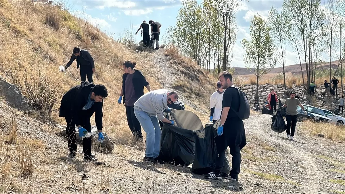 AYBÜ Öğrencilerinden Çevre Temizliği