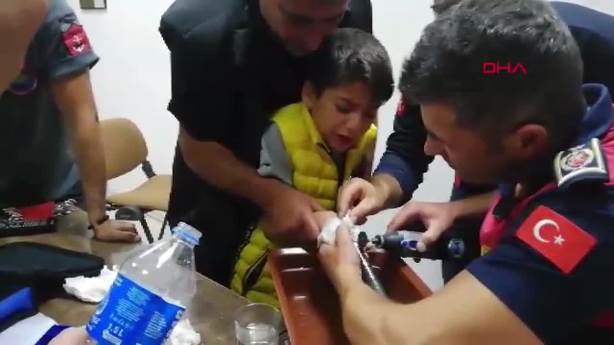 Bisiklete sıkışan çocuğun parmağı itfaiye tarafından kurtarıldı