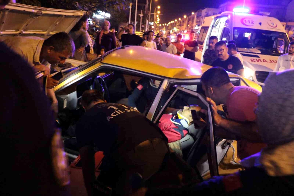 Antalya\'da iki otomobilin çarpıştığı kazada vatandaşlar ve ekipler saniyelerle yarıştı: 4 yaralı