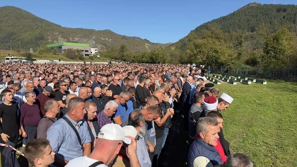 Bosna Hersek\'te Sel Felaketinde Hayatını Kaybedenler İçin Toplu Cenaze Töreni Düzenlendi