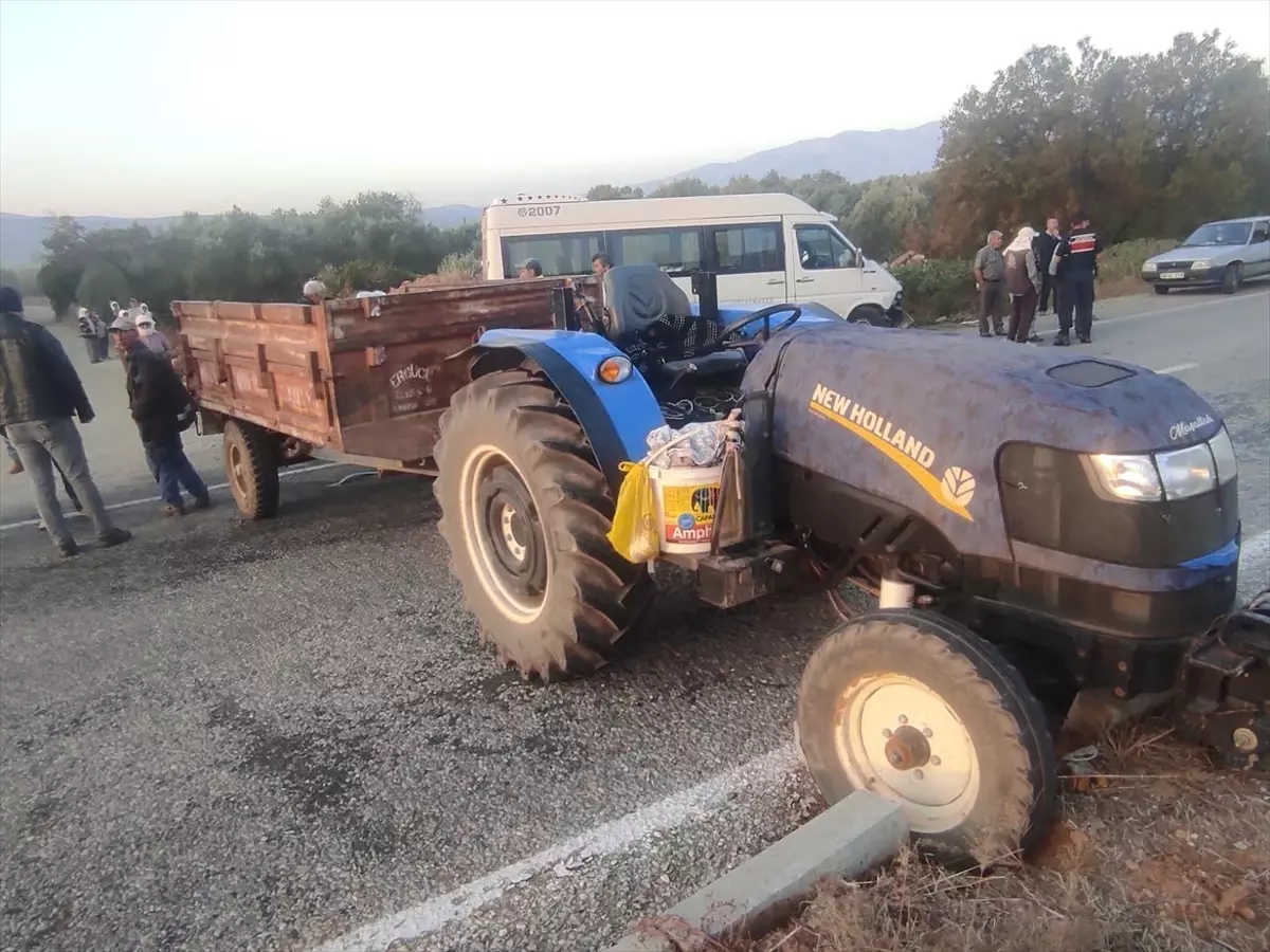 Tarım İşçilerini Taşıyan Minibüs Traktöre Çarptı