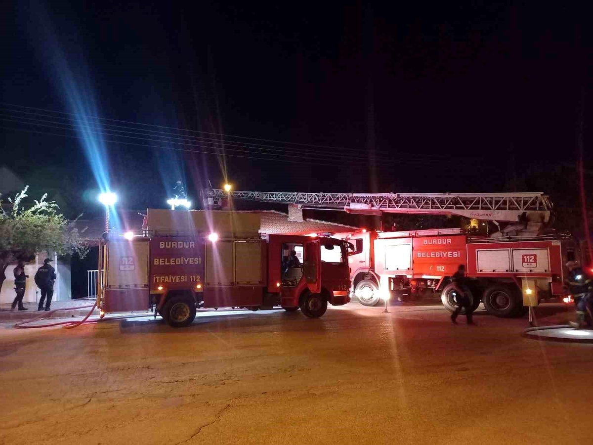 Burdur\'da Çatı Yangını Kontrol Altına Alındı