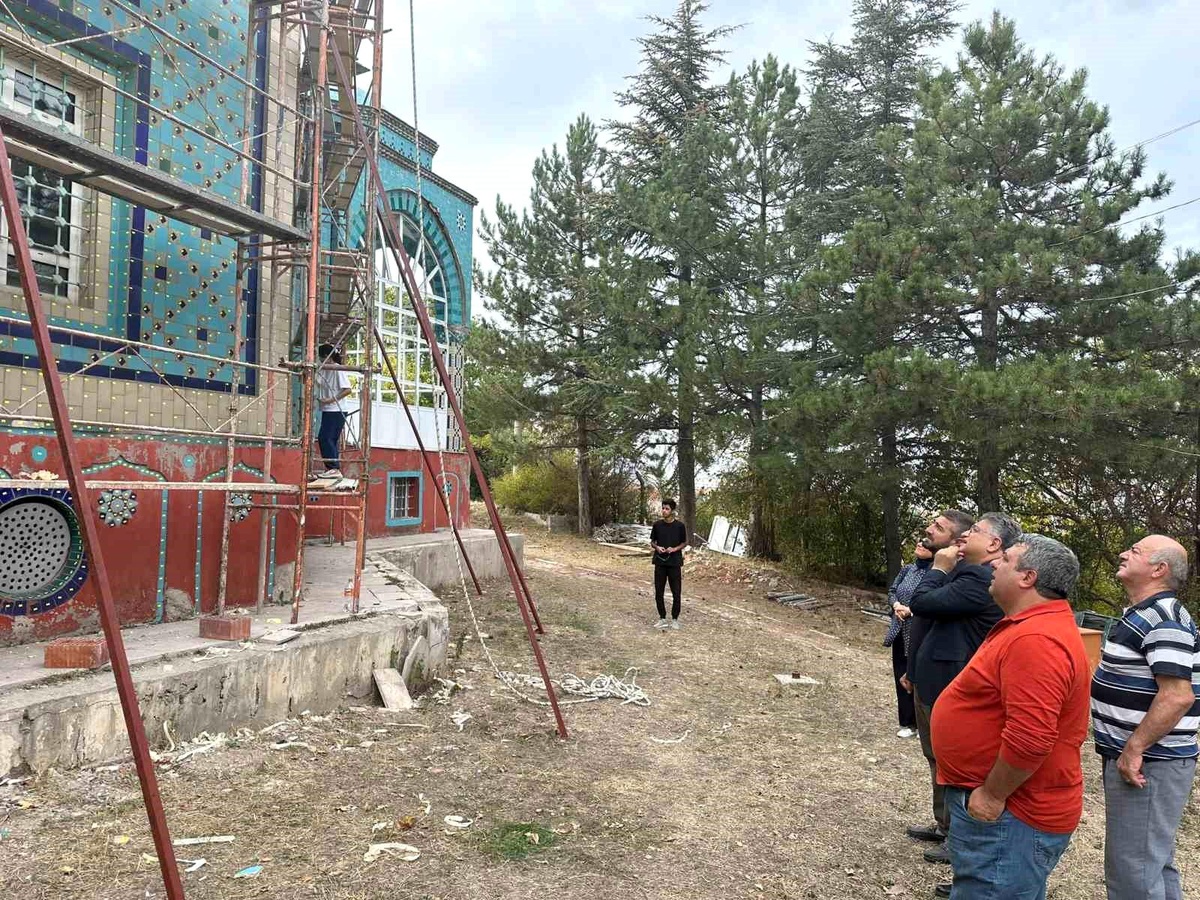 Kütahya\'da Çinili Camii\'nin Çinileri Sökülmeye Başlandı