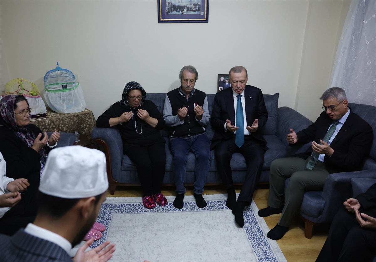 Cumhurbaşkanı Erdoğan\'dan AK Parti\'li Betül Önderoğlu\'nun ailesine taziye ziyareti