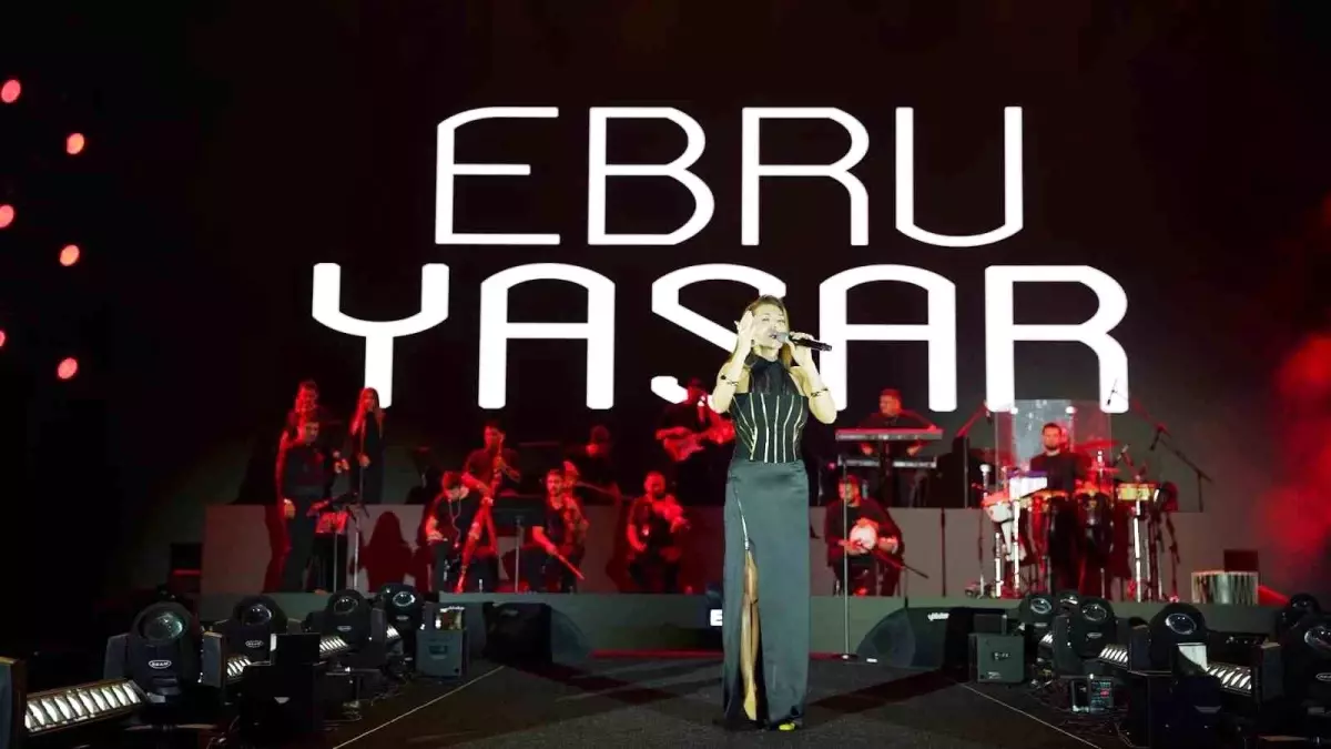 Ebru Yaşar Diyarbakır konserinde yeni izleyici rekorunu kırdı