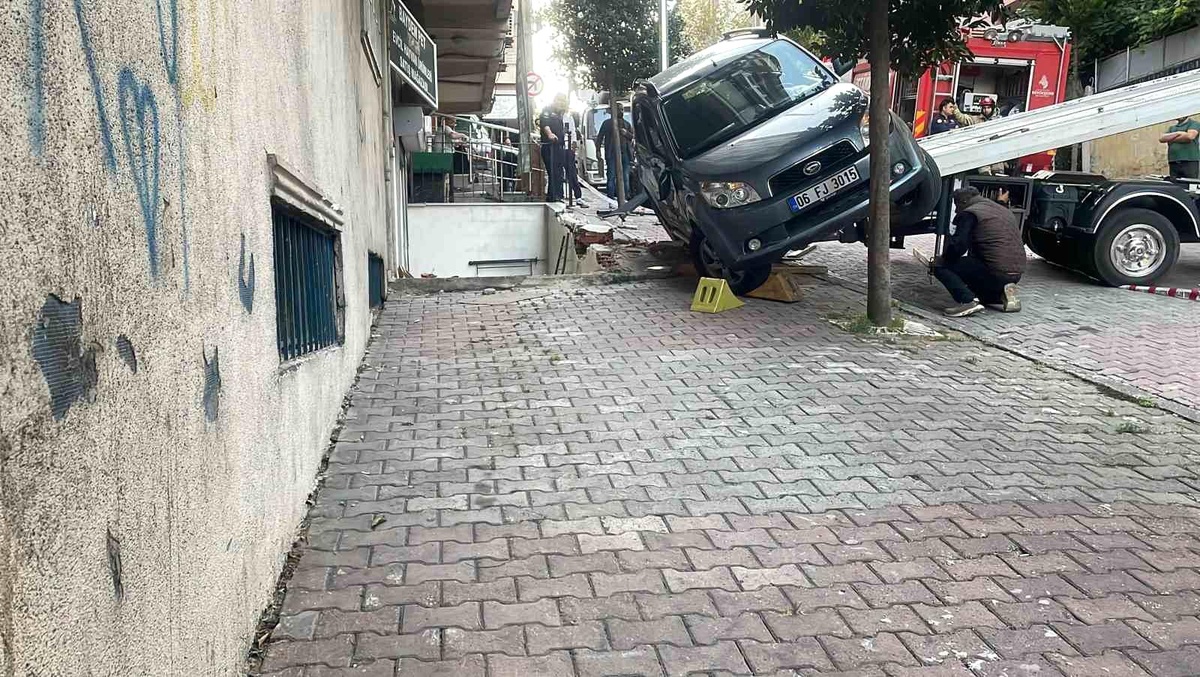 Güngören\'de Devrilen Araç, Öğrencileri Son Anda Kurtardı