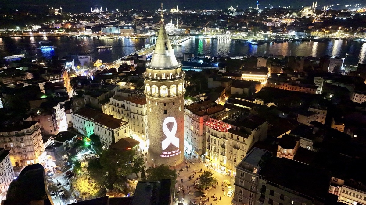 Galata Kulesi Pembe Işıkla Aydınlatıldı