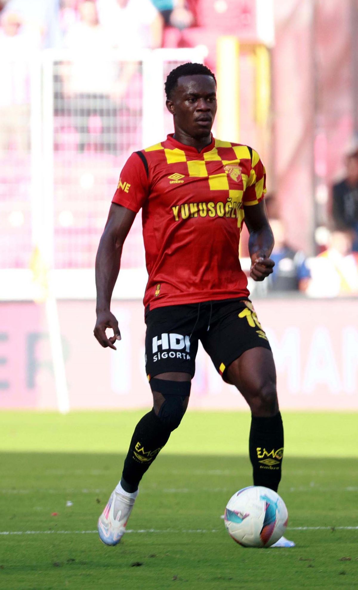 Göztepe\'nin Yıldızı Dennis Avrupa\'da İlgi Görüyor