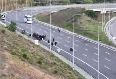 İhbar edilen motosikletlilerin kaçmaya çalıştığı anlar film sahnelerini aratmadı