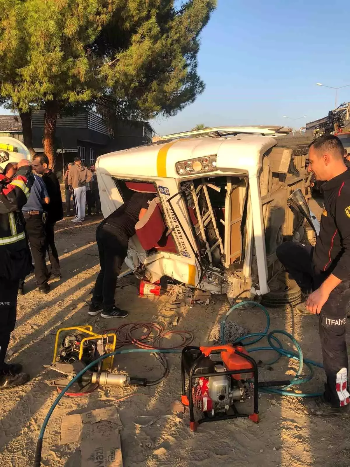 Aydın\'da Akaryakıt Tankeri ile Minibüs Çarpıştı, 11 Yaralı