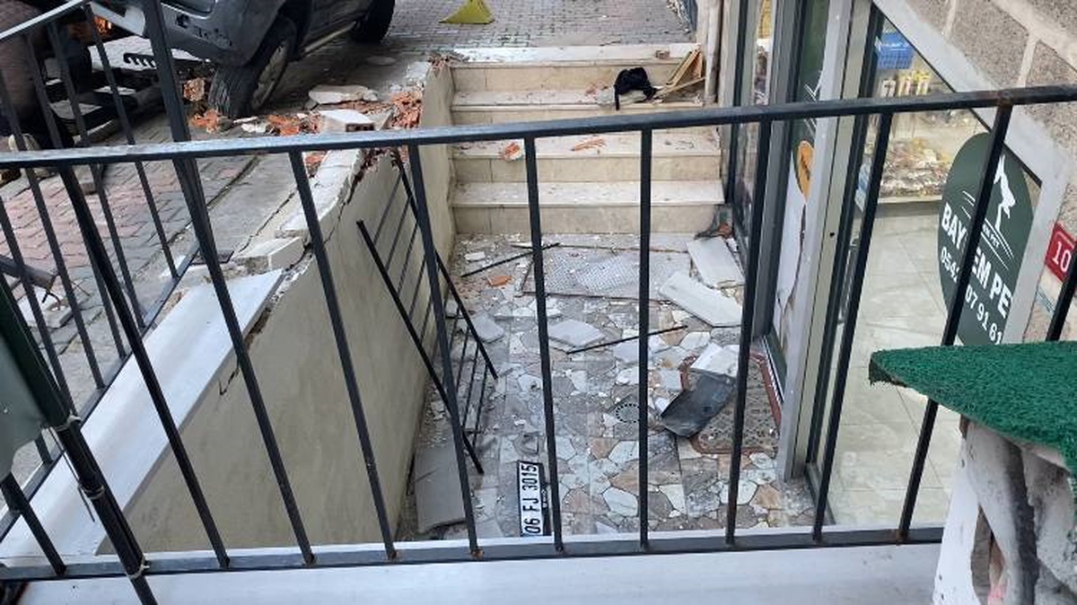 Güngören\'de Kaza: Araç Merdiven Boşluğuna Düştü
