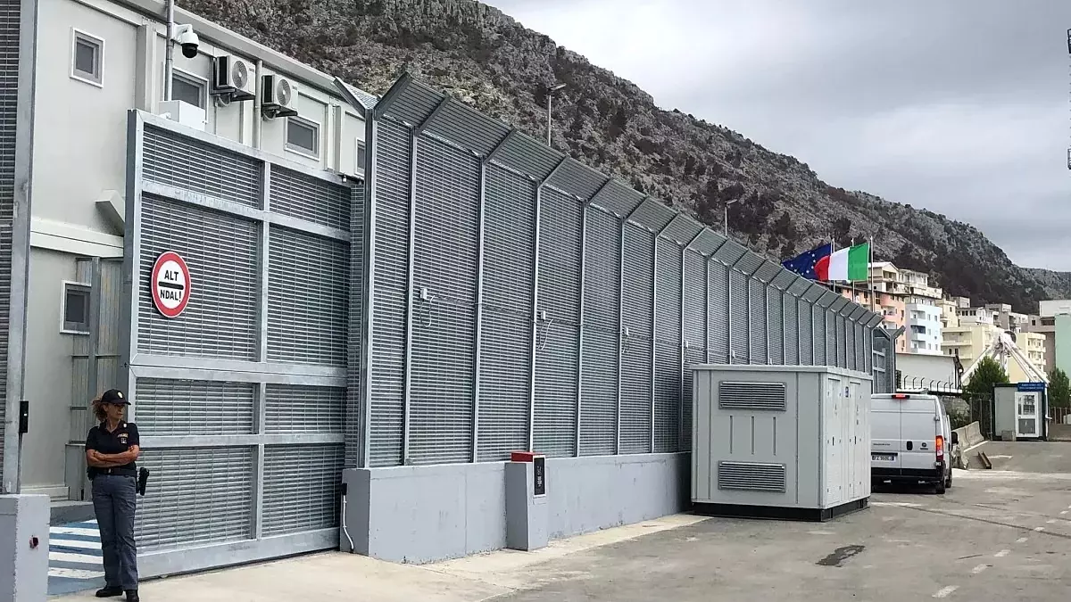 İtalya, ilk göçmen grubunu Arnavutluk\'a göndermeye başladı
