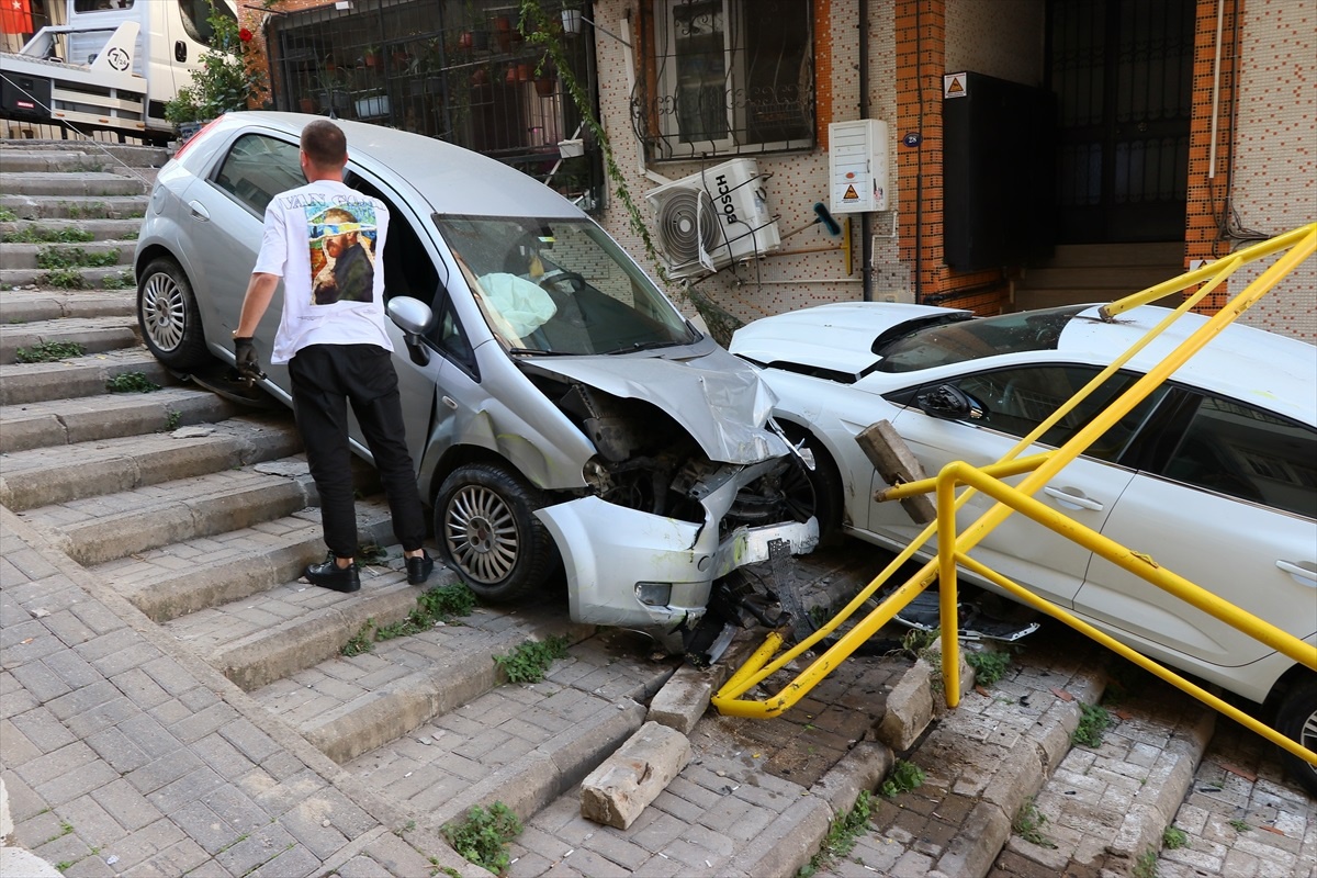 Kontrolden Çıkan Araç Merdivenlere Düştü