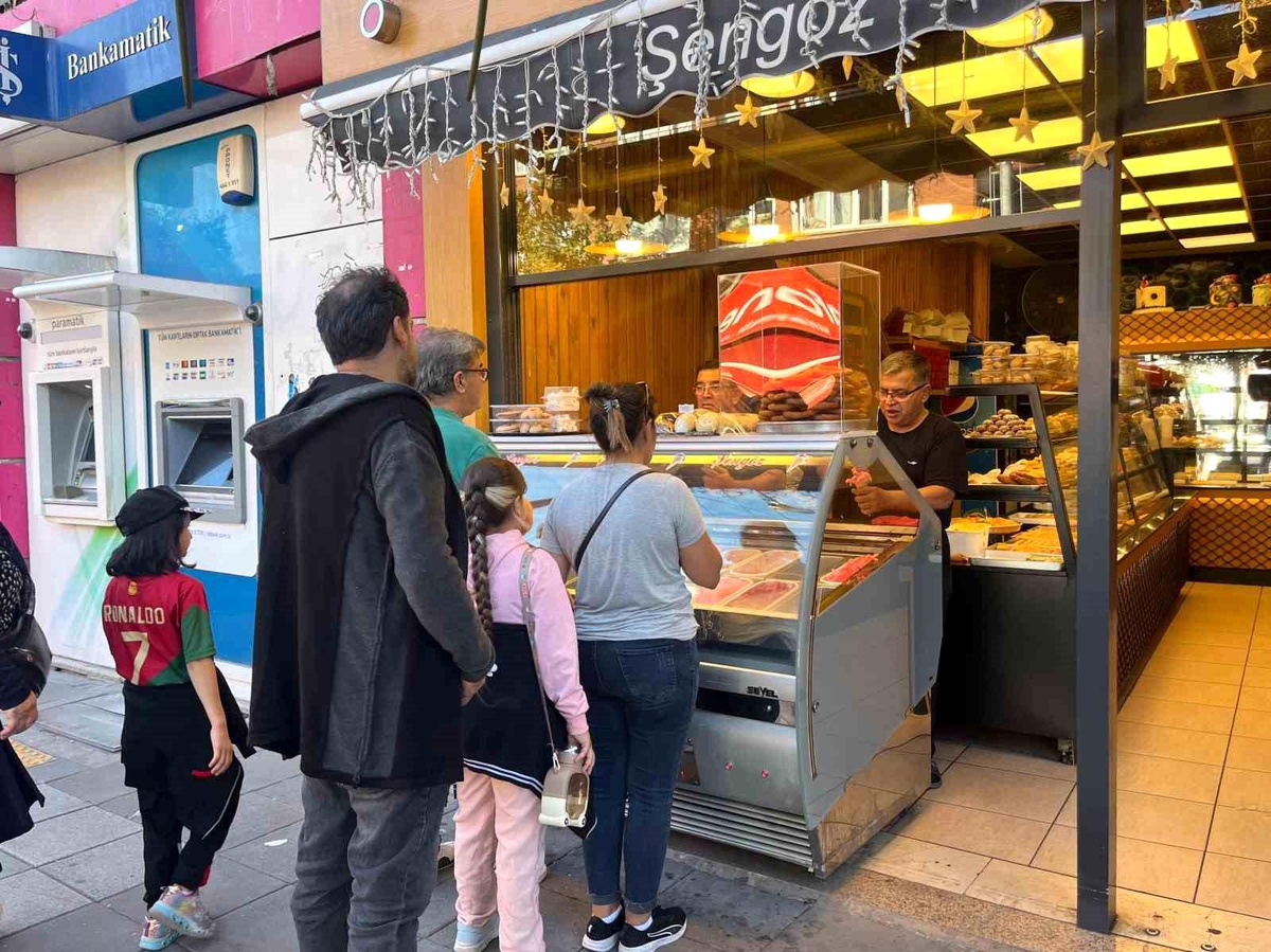 Eskişehir\'de Bedava Dondurma Dağıtımı
